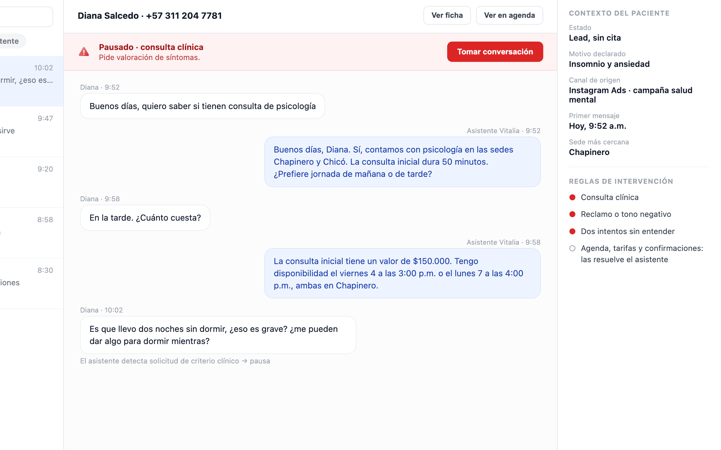 Detalle de la bandeja de WhatsApp de forabi health: el asistente responde una consulta de psicología y, cuando la paciente pregunta por sus síntomas, la conversación se pausa y pasa a recepción.